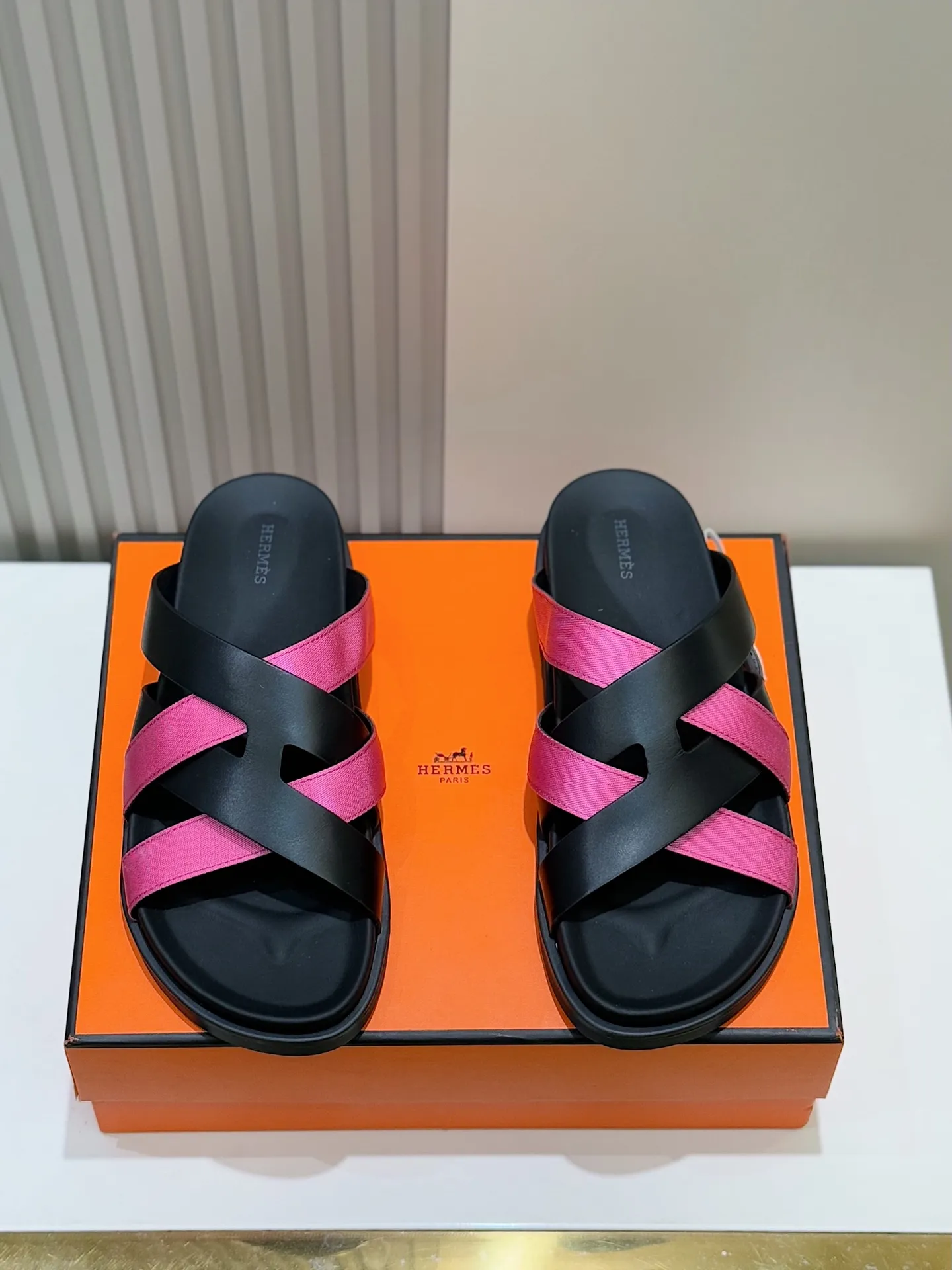 Batch 280 Hermes men's Kazimir slippers - top quality woven calfskin functional sandals, with interwoven uppers inspired by the "H" iconic pattern to create a casual look, perfect for summer. Imported cowhide + cowhide lining + rubber outsole Size: 38-44 (.45.46 customized)